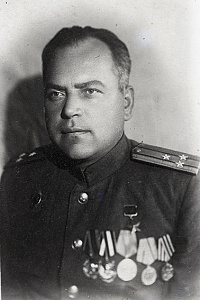 На фото: Сикорский Сергей Иванович