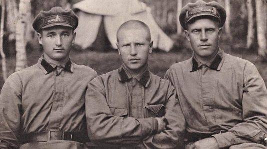 На фото: Егоров Василий Федорович (в центре)
