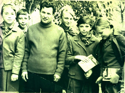 На фото: Синявский Иван Иванович со своими учениками Жажеловской средней школы