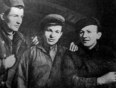На фото: Крылович Федор Андреевич (слева) с друзьями-подпольщиками