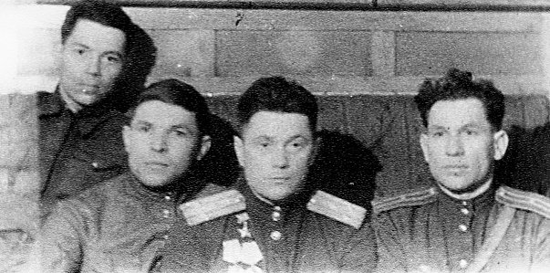 На фото: Гутиев Николай Тимофеевич (крайний слева)