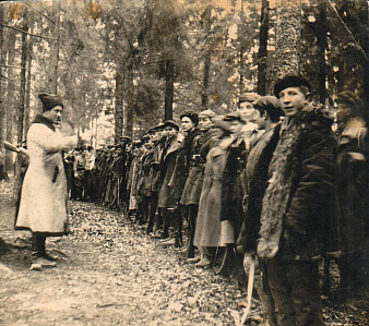 На фото: Ивашко Николай Петрович - комиссар партизанского отряда "Победа" (слева) и другие партизаны отряда